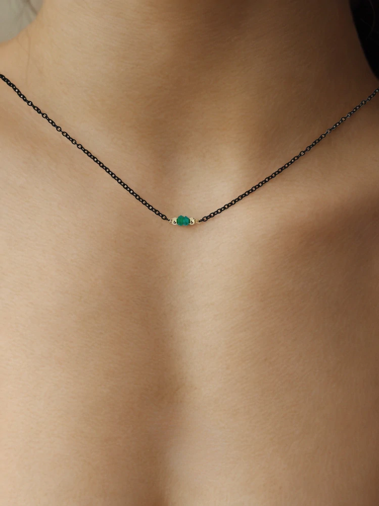 Modelový minimalistický náhrdelník NOÉ zelený onyx