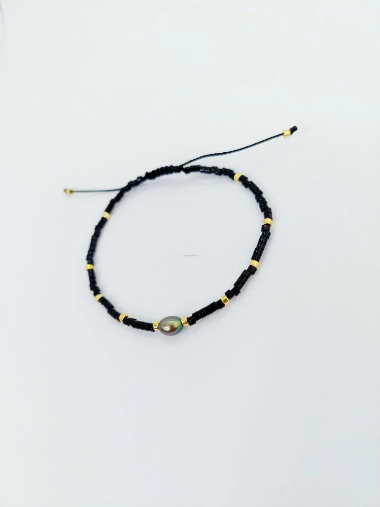 Náramek černo-zlatý Miyuki Tila beads s perlou