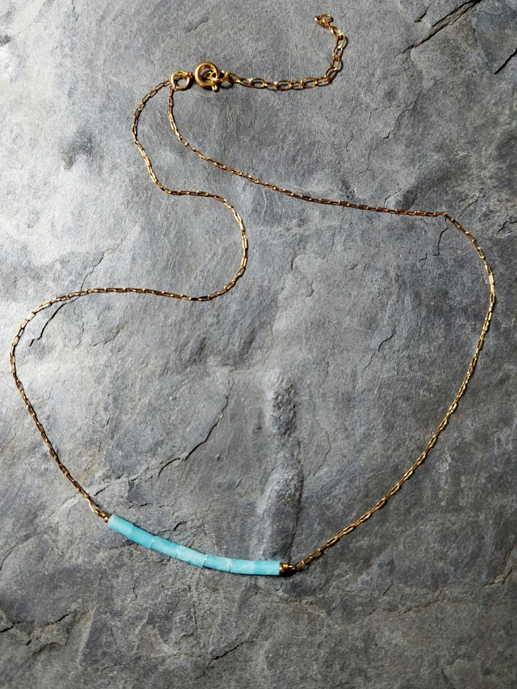 Minimalistický náhrdelník TESAY s larimarem