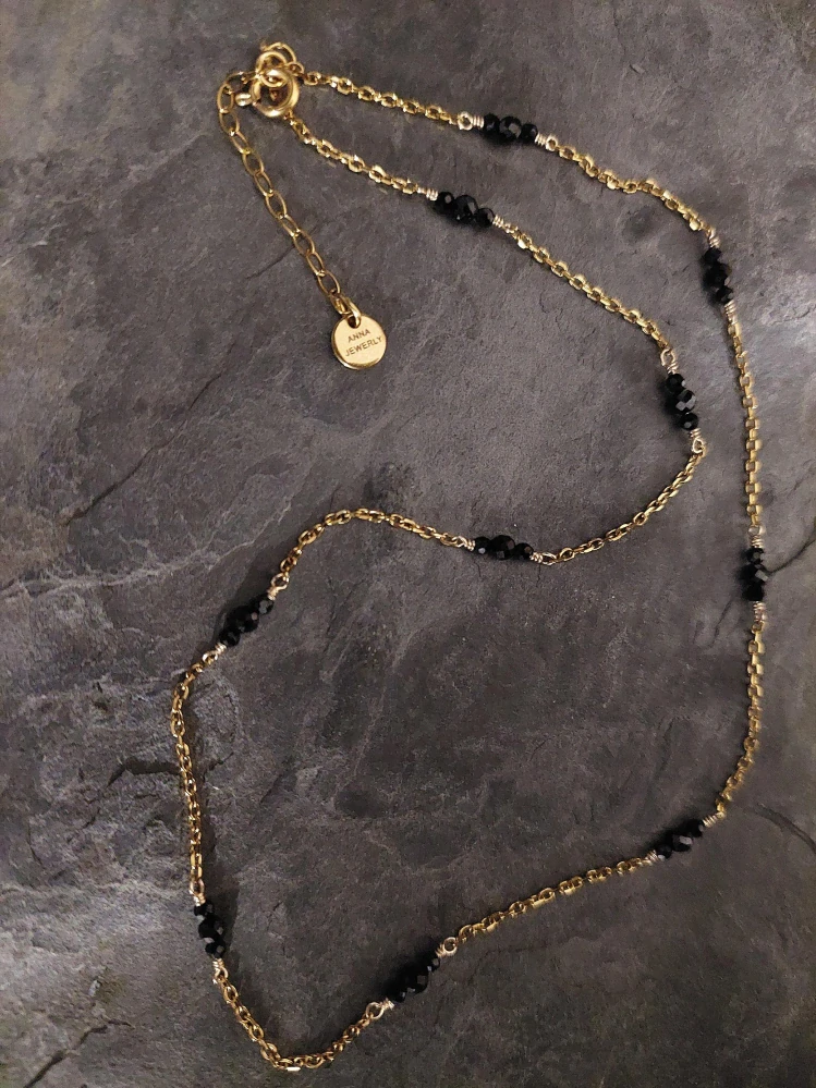 Minimalistický zlatý náhrdelník GLORIE se spinely