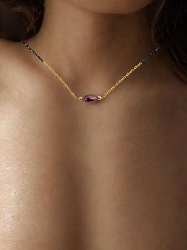 Modelový minimalistický náhrdelník SUZANNE v kombinaci černé a zlaté s přírodní černou perlou