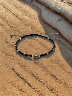 Náramek černo-zlatý Miyuki Tila beads s perlou