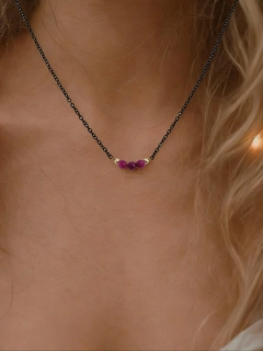 Modelový minimalistický náhrdelník CARMEN s rubíny
